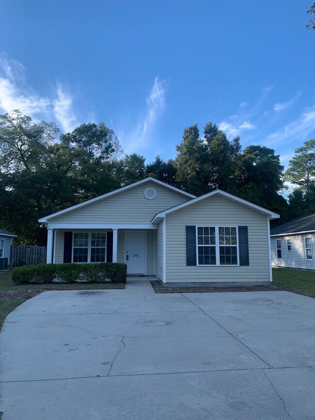 Building Photo - 3 Bedroom 2 Bath House on Victory Gardens ...
