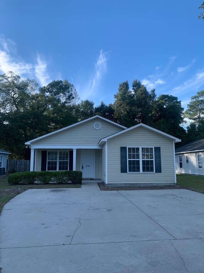 Building Photo - 3 Bedroom 2 Bath House on Victory Gardens Available Now