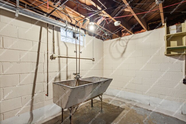 Building Photo - Newly Renovated 2-Bedroom Rental in Detroi...