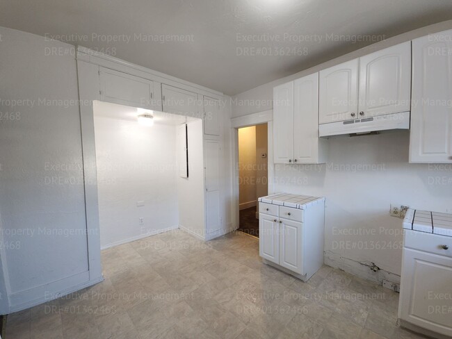 Building Photo - Move in ready. 3 bedrooms/ 1.5 bath, yard,...