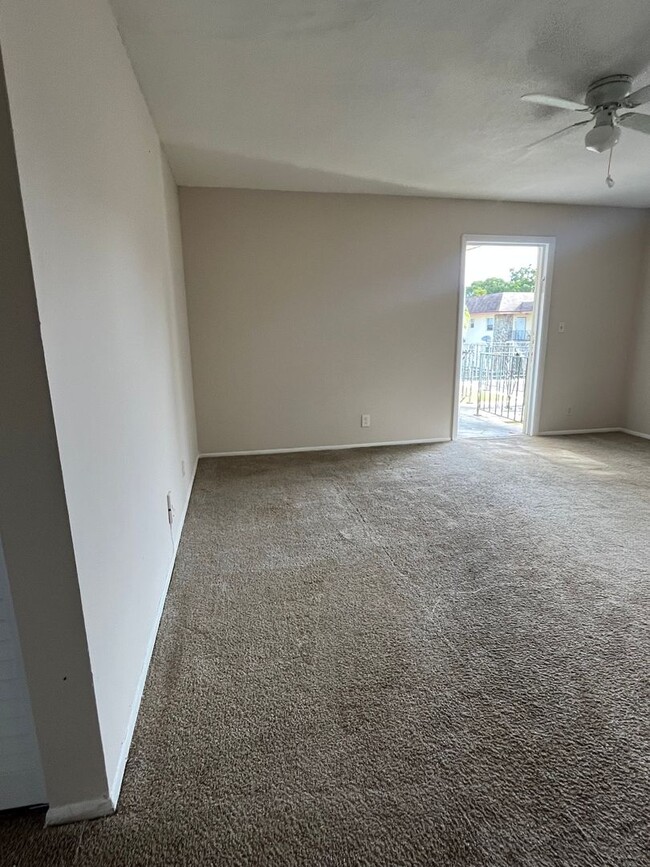Building Photo - Nice 2 Bed 1 Bath, Unit Located in Quiet S...