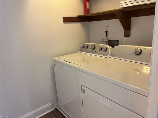 Building Photo - 947 Wildwood Square Ct