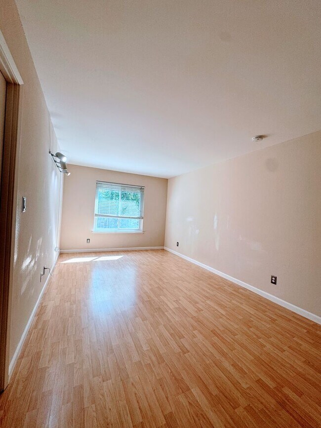 Building Photo - 4BR SFR w/ 2-Car Garage, RV Parking & Big Yard in Rocklin