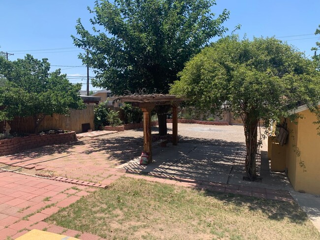 Building Photo - ***Cozy 2 bedroom 1 bath with GATED parkin...