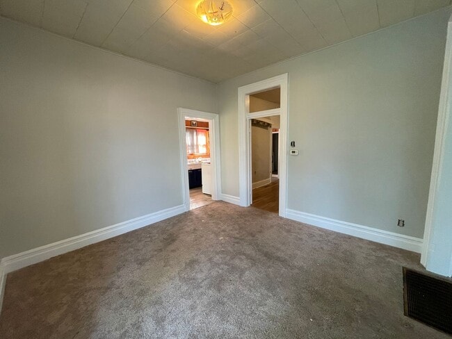 Building Photo - RENT SPECIAL: ONE MONTH FREE IF LEASED BY ...