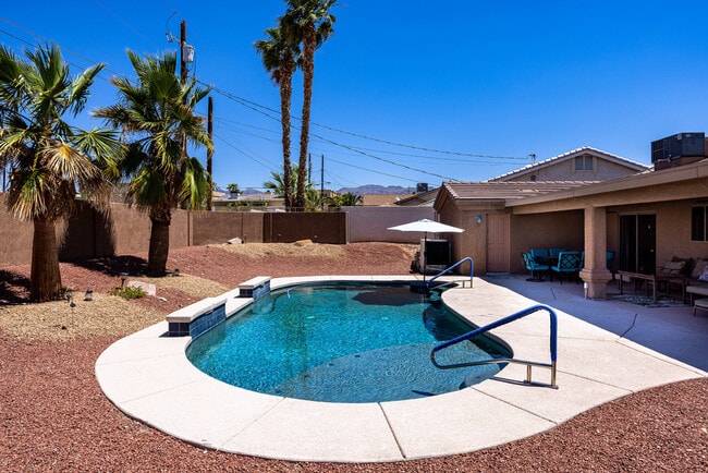 Building Photo - 3161 Newport Dr