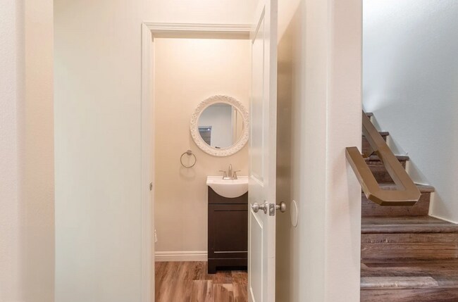 Building Photo - 3258 Dundas St