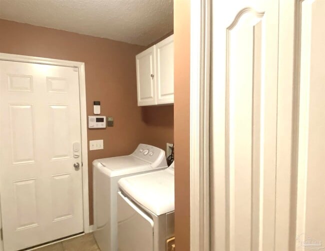 Building Photo - 6425 Sarasota St