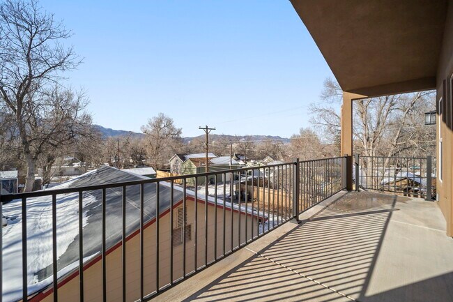 Building Photo - 824 E Moreno Ave