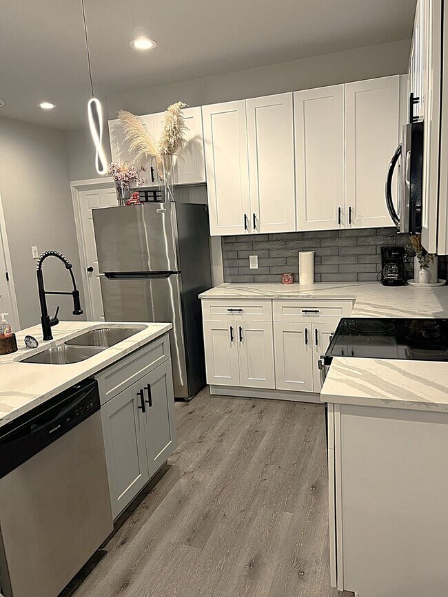 Building Photo - Like New and Close to IAH and Humble Area