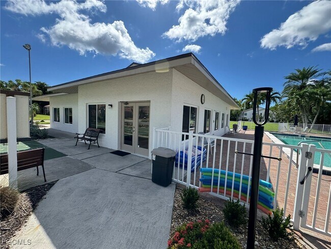 Building Photo - 5455 Peppertree Dr