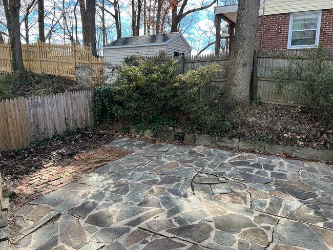 Building Photo - Lovely Split Level Close to Walter Reed, N...