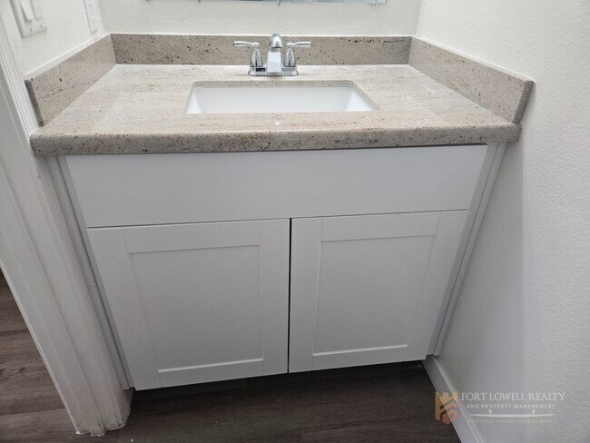 Building Photo - Fully remodeled, spacious 3 bed 2.5 bath, two-story home in Phoenix