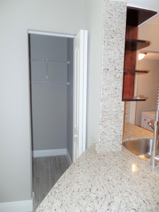 Building Photo - 1239 SW 46th Ave