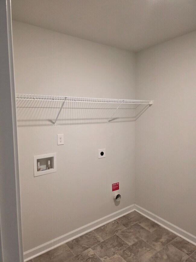 Building Photo - 5 BEDROOMS