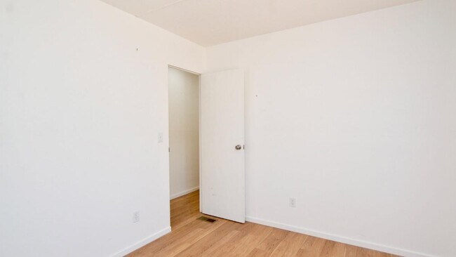 Building Photo - 334 N 83rd St