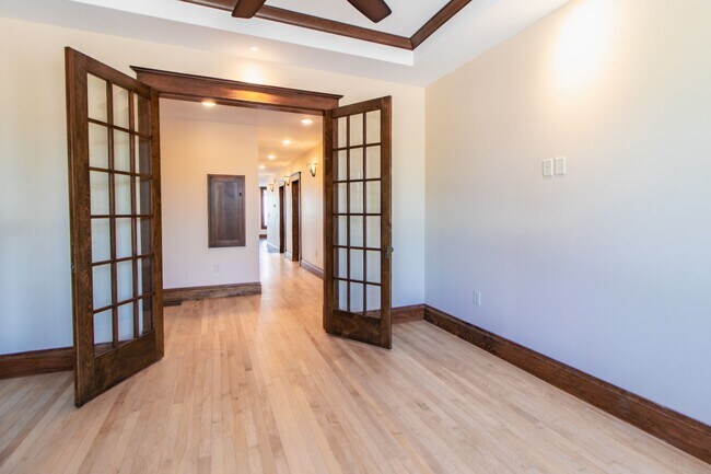 Building Photo - 802 S Lake Ave