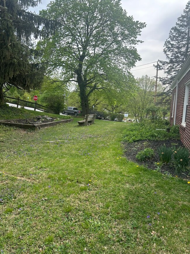 Building Photo - Available Now- 3 Bedroom Home in York!