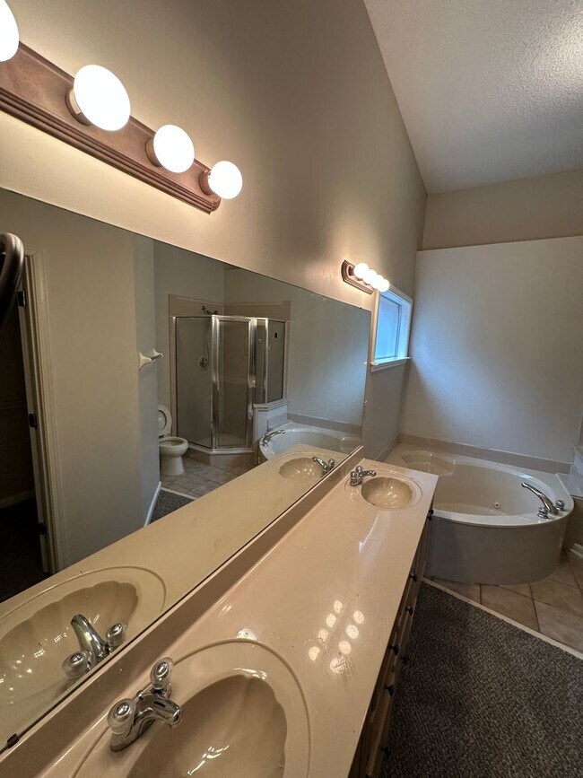 Building Photo - 3BD/2BA 1,640 sq. ft. Home With Split Floor Plan. Pets Are Welcome With Owner's Approval.