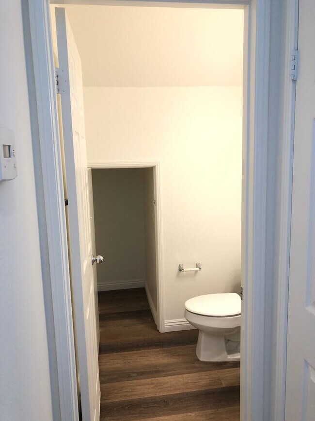 Building Photo - CHARMING 3 BR/2.5 BATH  " TWELVE PICKET LA...