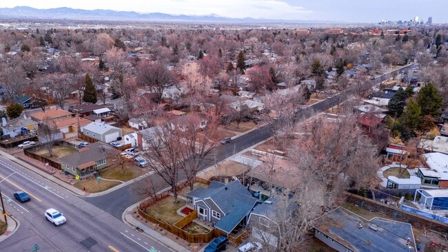 Building Photo - Lovely 3 bed/2 bath home w/2 car garage