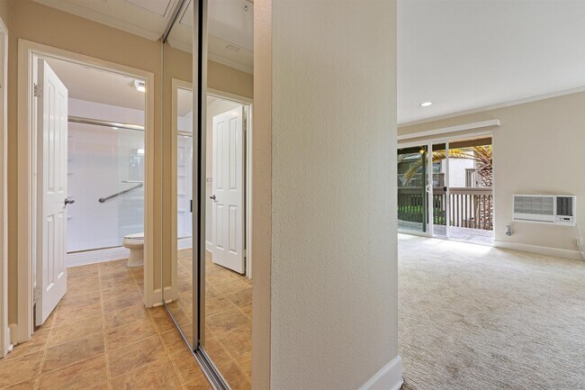 Building Photo - 8515 Villa La Jolla Dr