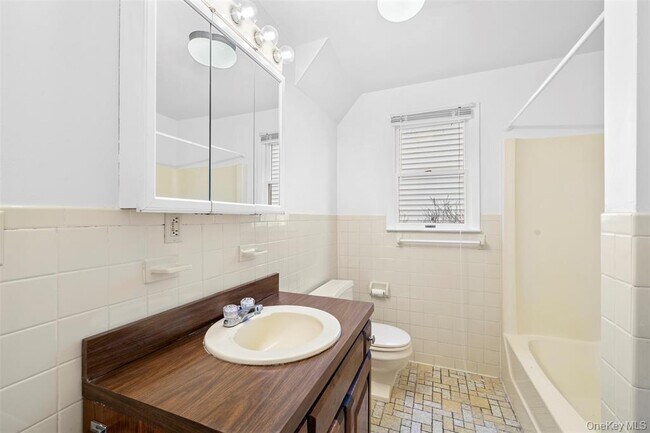 Building Photo - 15 Robinson St