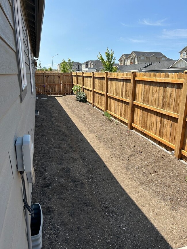 Building Photo - Newer 3 Bedroom / 2 Bathroom Home In NW Re...