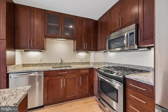 Building Photo - 8220 Crestwood Heights Dr