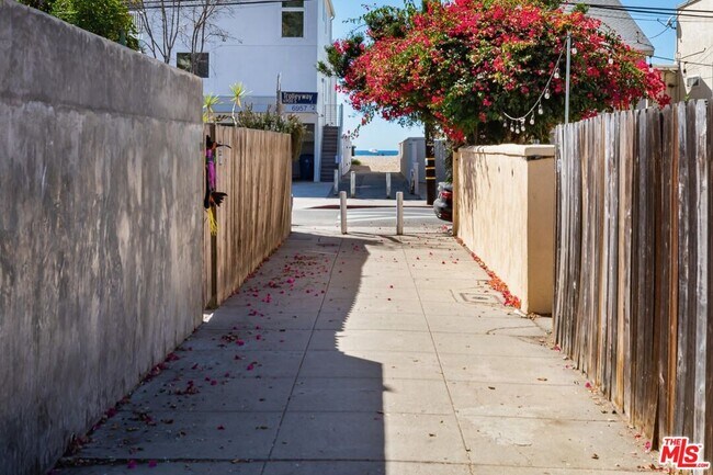 Building Photo - 122 Montreal St