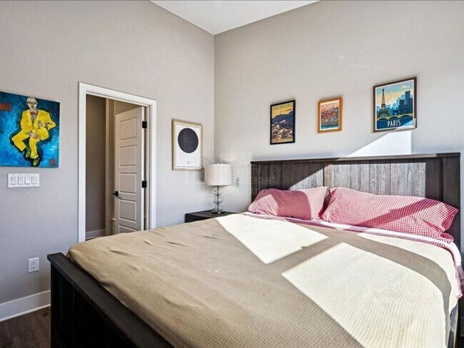 Building Photo - 3073 W Bates Ave