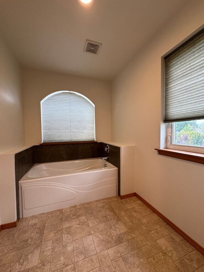 Building Photo - Large 4 Bed Rental in Established Neighbor...