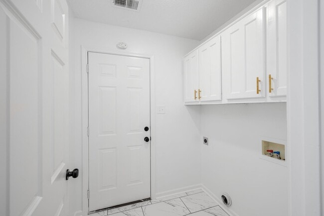 Building Photo - Recently renovated 3 bedroom, 2 bathroom h...