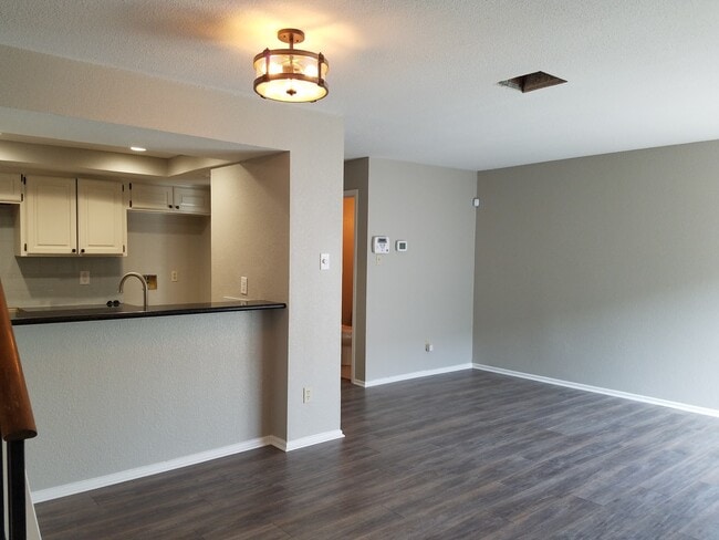 Building Photo - Adorable 2 bedroom townhome style Condo