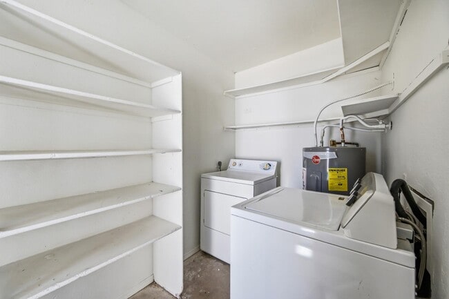 Building Photo - 559 S Lesueur