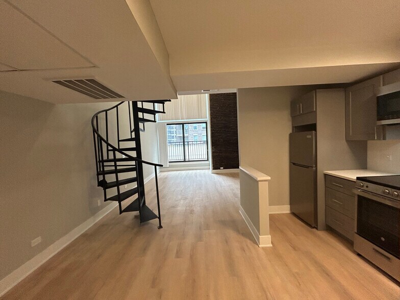 Building Photo - 1214 N La Salle Dr