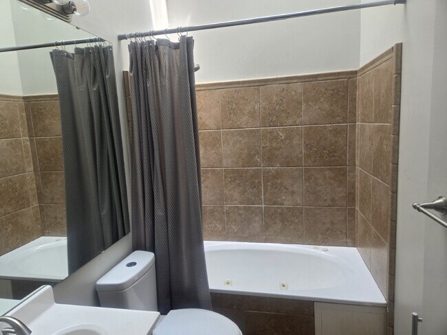 Building Photo - "2-Bed Furnished Gem close to the University of Louisville!"