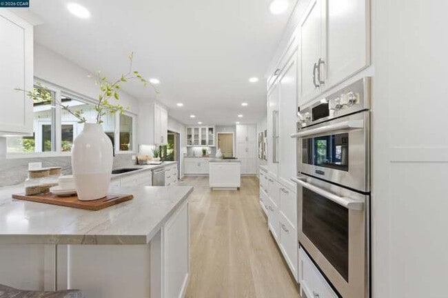 Building Photo - 2933 Madeira Way