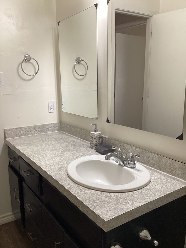 Building Photo - Fully Furnished Modern 2 Bedroom on Quiet Street and Close to ENMU!
