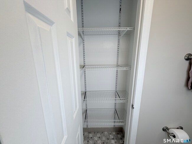 Building Photo - 43 Southwind Ln