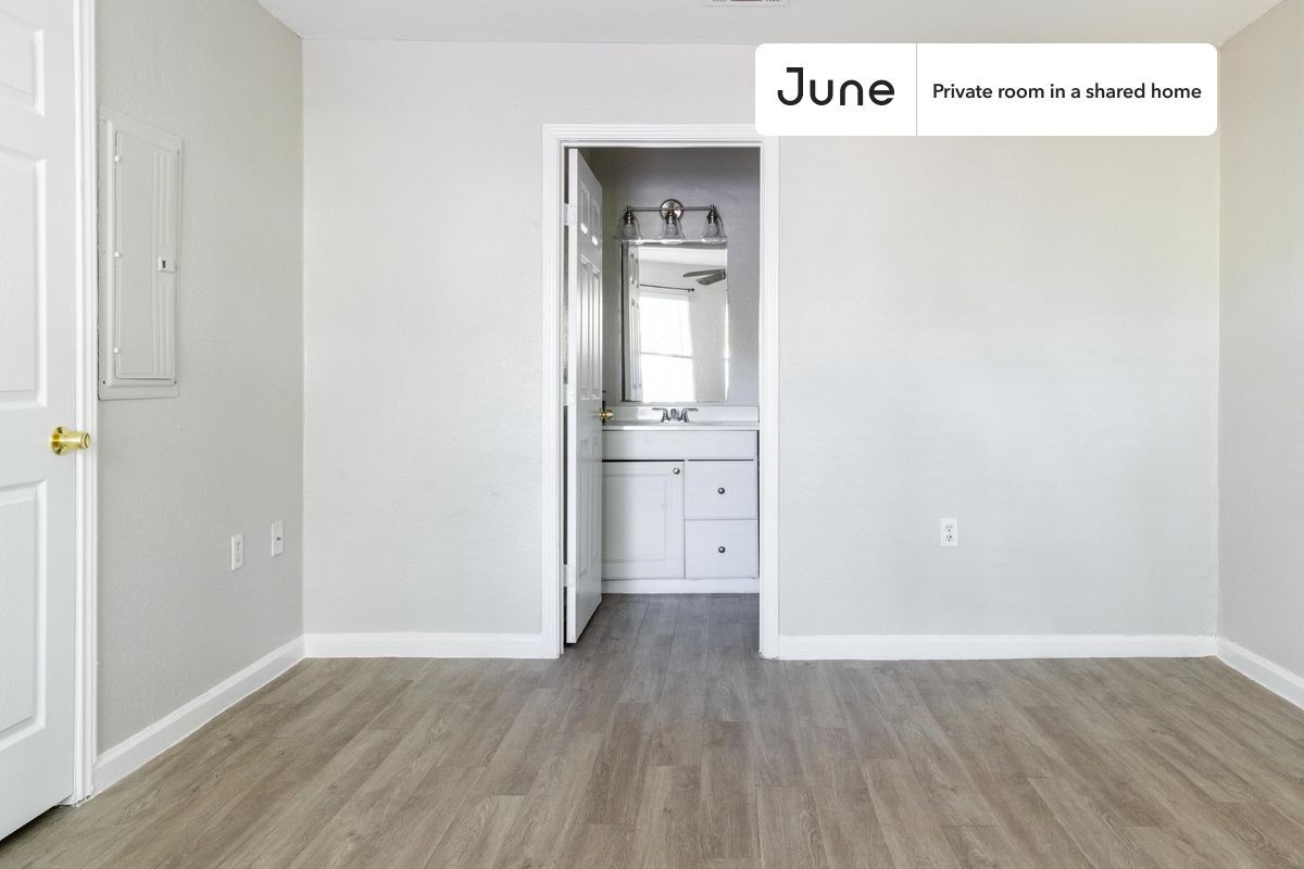 Building Photo - Room in Shared 3 bed/2 bath home