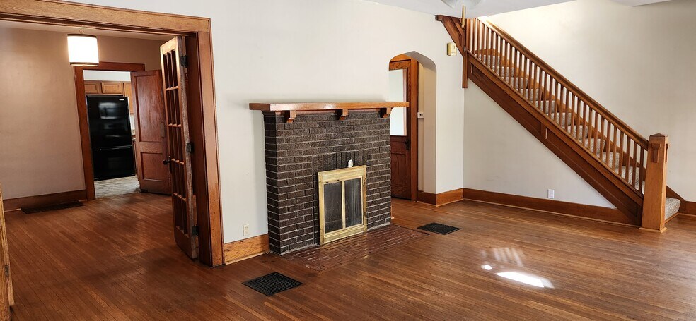 Building Photo - 420 N Main St