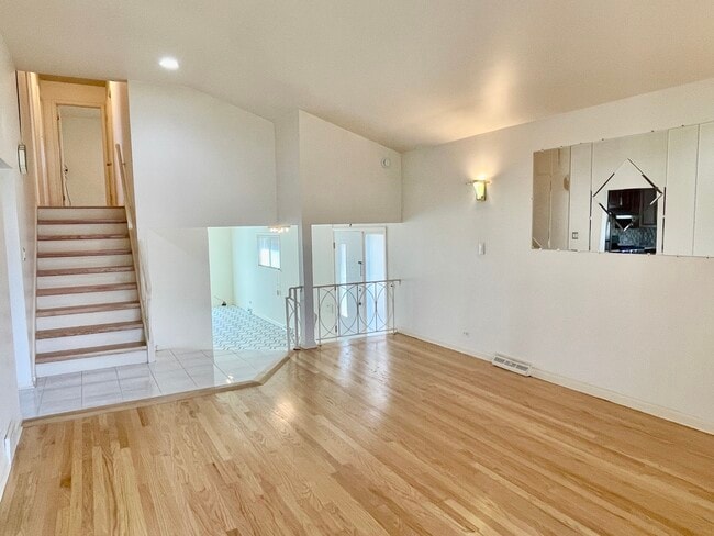 Building Photo - 4825 Sherwin Ave