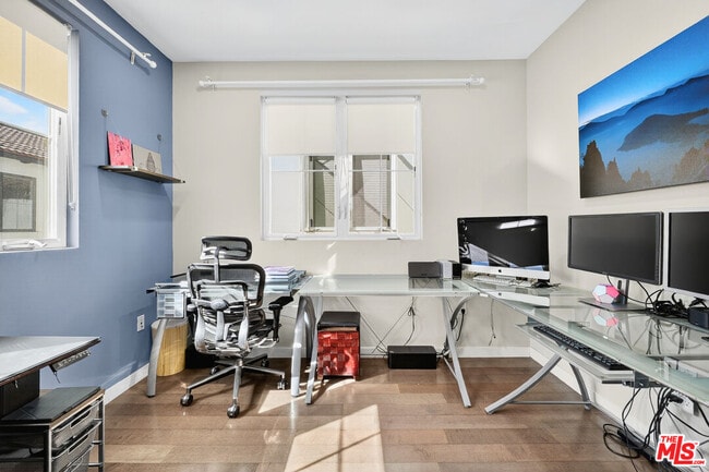 Building Photo - 5933 W Luna Park