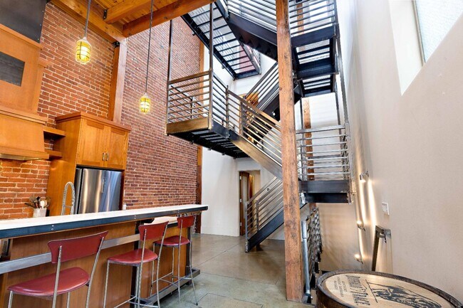 Building Photo - 657 3rd St