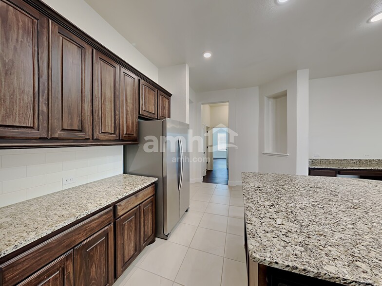Building Photo - 215 Buckskin Dr