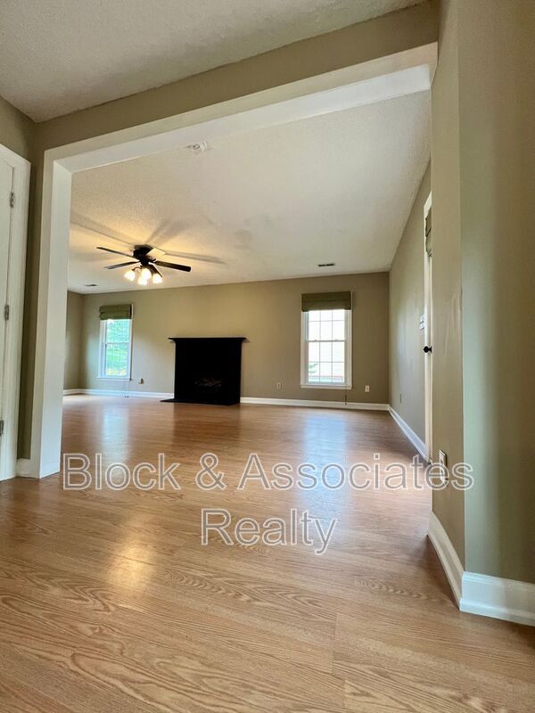 Building Photo - 1613 Round Hill Cir