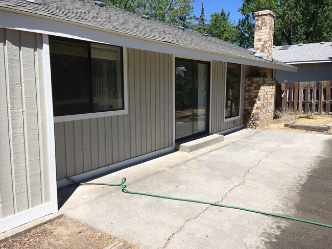 Building Photo - 3bed 2 bath House For Rent!