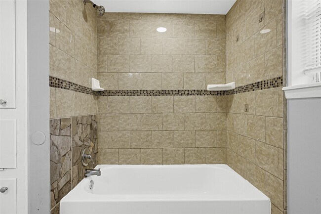 Building Photo - 1014 Robinson St