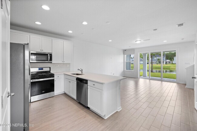 Building Photo - 180 Brandon Lks Dr